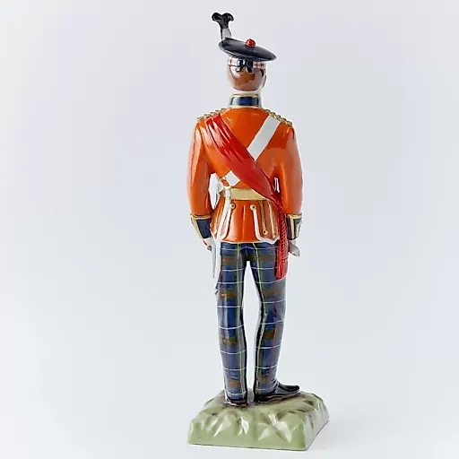 Статуэтка солдата в красно-синей форме - View 4