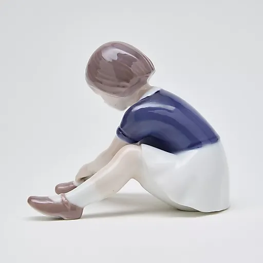 Фигурка "Девочка застегивает туфли" - View 13