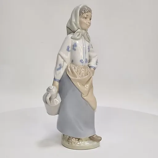 Фигурка "Девушка с кувшином" - View 2