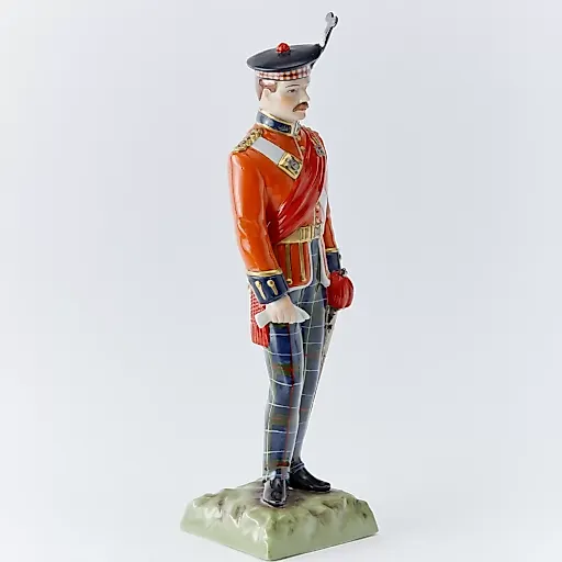Статуэтка солдата в красно-синей форме - View 2