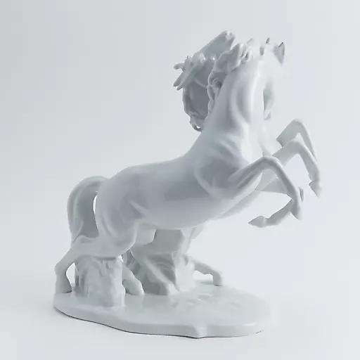 Скульптурная группа "Пара белых коней"