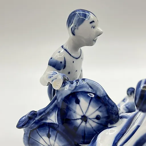 Фарфоровая статуэтка «Ну ты, мужик, попал!!!» с росписью Ракитовой Н., Гжельская мануфактура «Галактика», Россия, 2002 г. - View 4