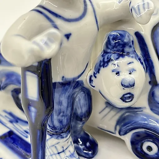 Фарфоровая статуэтка «Ну ты, мужик, попал!!!» с росписью Ракитовой Н., Гжельская мануфактура «Галактика», Россия, 2002 г. - View 8