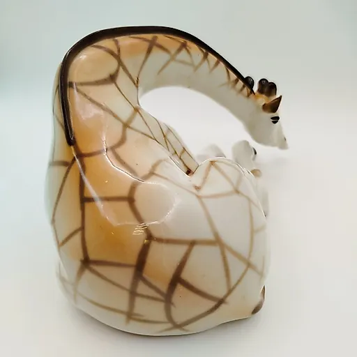 Фарфоровая статуэтка лежащего жирафа, скульптор П.П. Веселов, ЛФЗ, СССР, 1970-1990 гг. - View 2