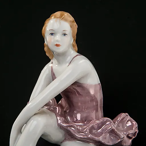 Фарфоровая статуэтка "Юная балерина" авторства Н. Малышевой, Дулевский завод, СССР, 1968-1983 гг. - View 4