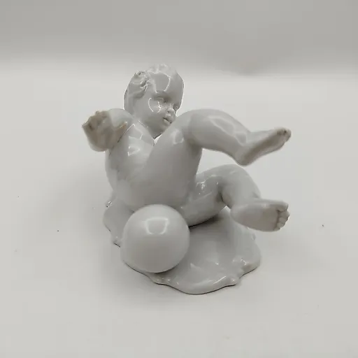 Фарфоровая статуэтка "Путти с мячом", VEB Schaubach Kunst Lichte-Wallendorf, Западная Европа, 1950-е - View 2