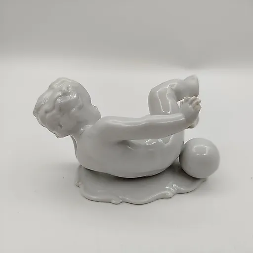 Фарфоровая статуэтка "Путти с мячом", VEB Schaubach Kunst Lichte-Wallendorf, Западная Европа, 1950-е - View 3
