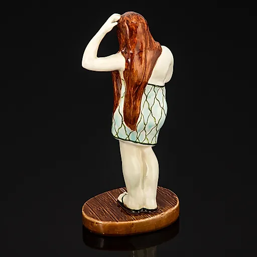 Фаянсовая статуэтка 'После бани' с авторской росписью Р.И. Холомкиной, Конаковский завод - View 2