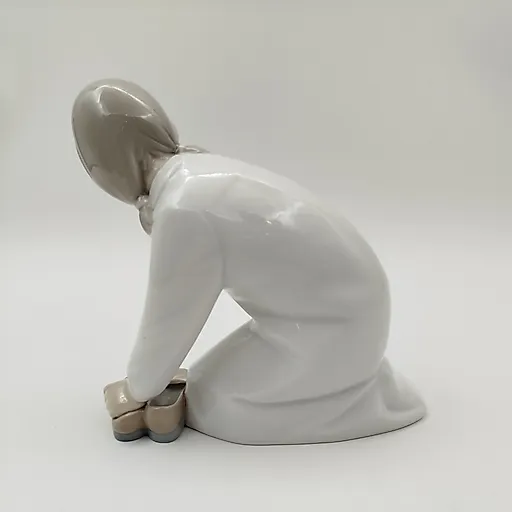 Фарфоровая статуэтка Lladro "Девочка с тапками" авторства Vicente Martinez, Испания, 1970-1990 гг. - View 2