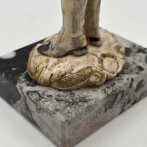 Статуэтка "Знаменоносец" из композитного материала с росписью, Западная Европа, конец XX века - View 4