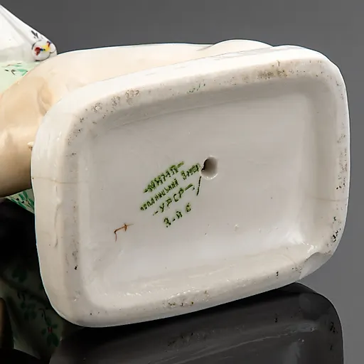 Фарфоровая скульптура «Свинарка» авторства О. Ярош, Городницкий завод, СССР, 1939-1944 гг. - View 4