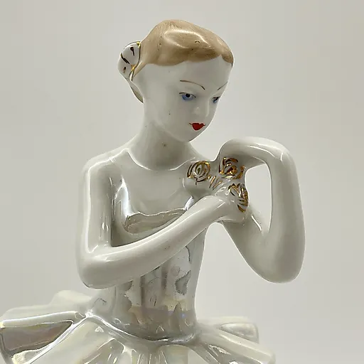 Фарфоровая статуэтка "Балерина с цветком" О. С. Артамоновой, ДФЗ Вербилки, СССР, 1950-е - View 2