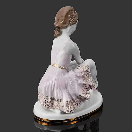 Фарфоровая статуэтка «Юная балерина» по детскому образу актрисы Т.Л. Пилецкой, скульптор А.Ф. Пахомов, роспись Е.Н. Лупанова, ЛФЗ, СССР, 1950-1960-е гг. - View 3