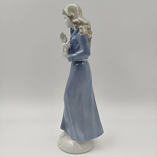 Фарфоровая статуэтка "Женщина со свечой" ("Перед сном") от VEB Porzellanfiguren Lippelsdorf, ГДР, 1970-1990 гг. - View 2