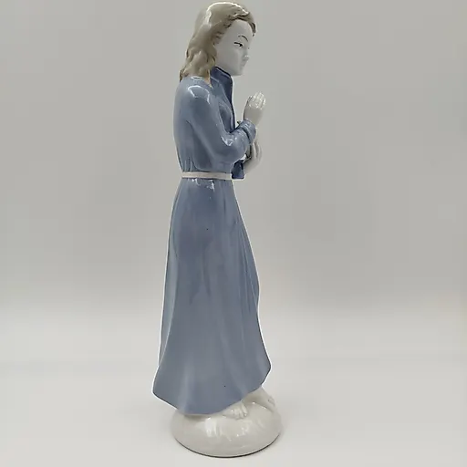Фарфоровая статуэтка "Женщина со свечой" ("Перед сном") от VEB Porzellanfiguren Lippelsdorf, ГДР, 1970-1990 гг. - View 4