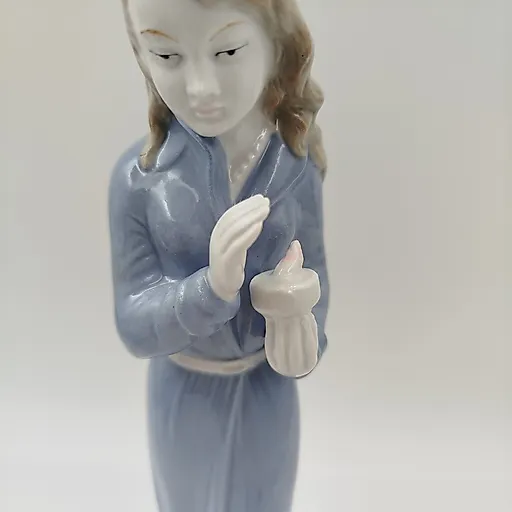 Фарфоровая статуэтка "Женщина со свечой" ("Перед сном") от VEB Porzellanfiguren Lippelsdorf, ГДР, 1970-1990 гг. - View 5