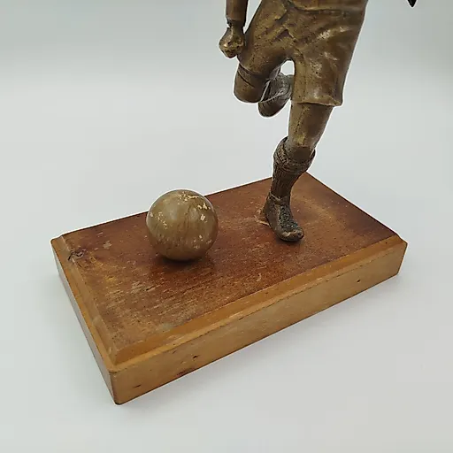 Бронзовая статуэтка футболиста с деревянной основой, Европа, 1970-1990 гг. - View 4