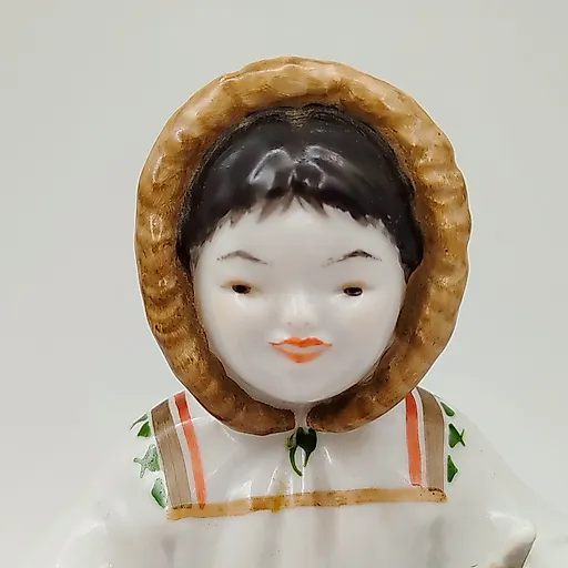 Фарфоровая статуэтка "Якутка с севрюгой" ЛФЗ, СССР, 1950-1960 гг. - View 2