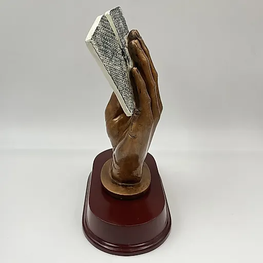 Статуэтка «Испытай удачу» (рука игрока в карты) из композитного материала, Европа, 1960-1970 гг. - View 4