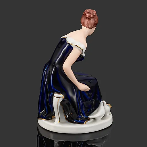 Фарфоровая статуэтка «Девушка с голубями» Royal Dux, Чехословакия, 1970-1990 - View 2