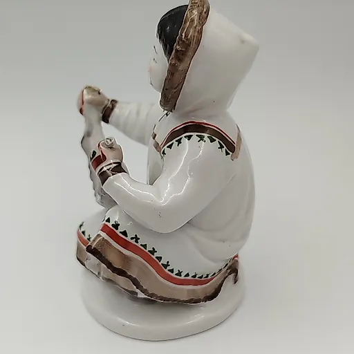 Фарфоровая статуэтка «Девочка-якутка с севрюгой», ЛФЗ, СССР, 1970-1980 - View 2