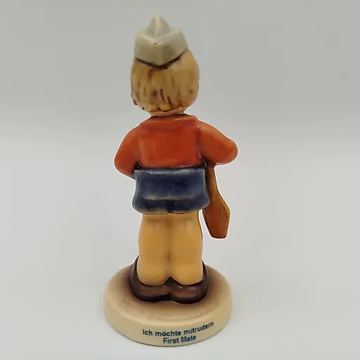 Фарфоровая статуэтка 'Первый помощник' M.I. Hummel, Goebel, Германия, 2002-2003 - View 4