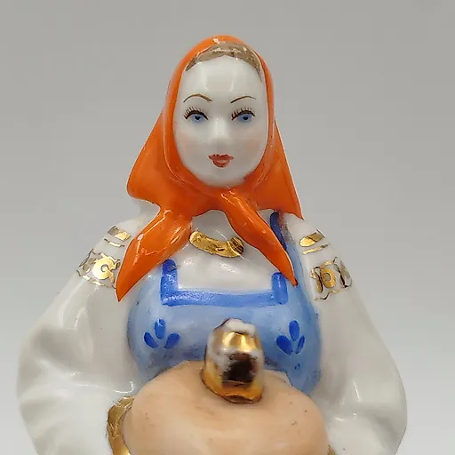 Статуэтка 'Девушка с караваем' из фарфора, Дулево, СССР, 1950-1965 - View 2