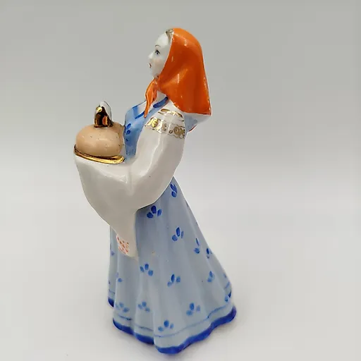 Статуэтка 'Девушка с караваем' из фарфора, Дулево, СССР, 1950-1965 - View 3