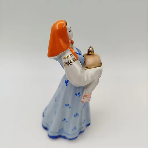 Статуэтка 'Девушка с караваем' из фарфора, Дулево, СССР, 1950-1965 - View 5