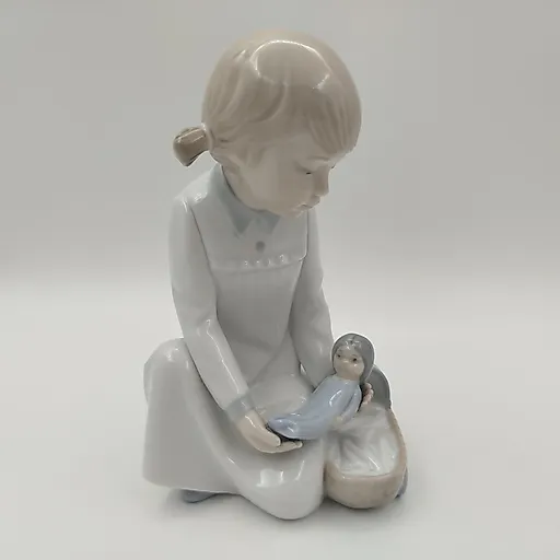 Фарфоровая статуэтка "Девочка с куклой у колыбели" NAO Porcelain, Испания - View 2
