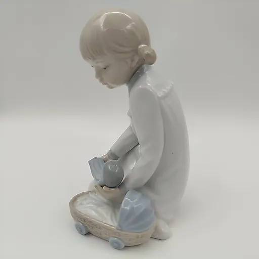 Фарфоровая статуэтка "Девочка с куклой у колыбели" NAO Porcelain, Испания - View 4