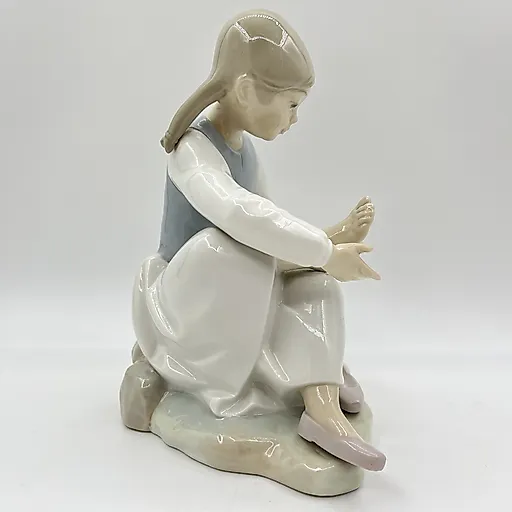 Фарфоровая статуэтка «Девочка, осматривающая ногу» в стиле Lladro, Испания, 1970-2000 - View 2