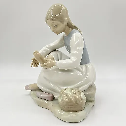 Фарфоровая статуэтка «Девочка, осматривающая ногу» в стиле Lladro, Испания, 1970-2000 - View 4
