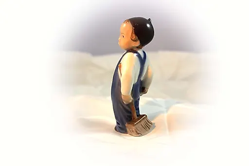 Мальчик с метлой - View 2