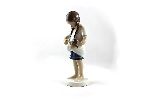 Девочка с котенком - View 2