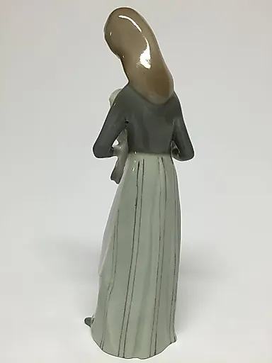 Девушка с ягненком - View 2