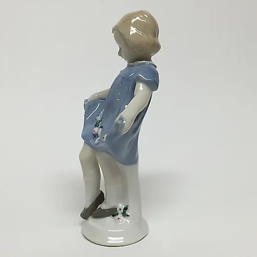 Девочка с цветами в подоле - View 2