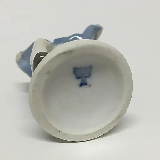 Девочка с цветами в подоле - View 3