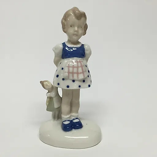 Девочка с куклой