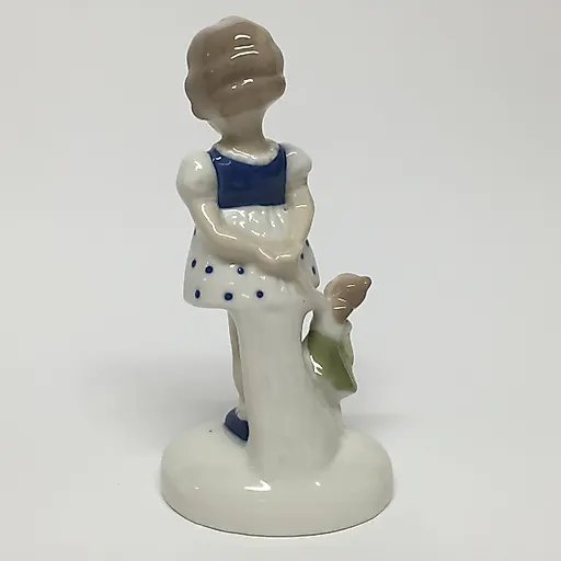 Девочка с куклой - View 2