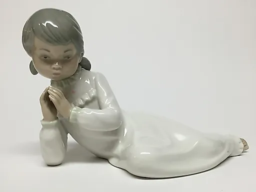 Молящаяся девочка