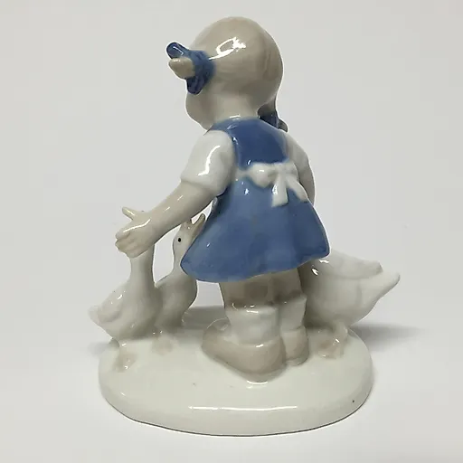 Девочка с 3-мя гусями - View 2