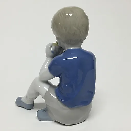 Мальчик с цыпленком - View 2