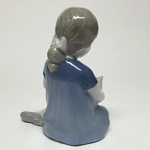 Девочка с котенком - View 2