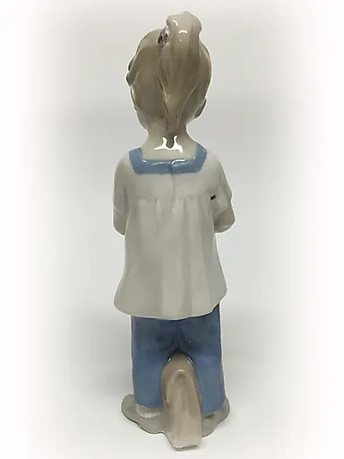 Девочка с книгой - View 2