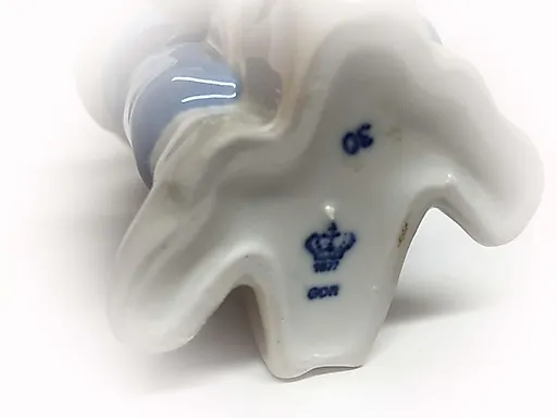 Девочка с книгой - View 3