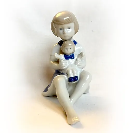 Девочка с куклой