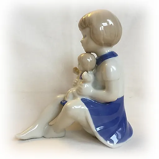 Девочка с куклой - View 2