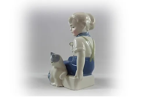 Девочка с котенком - View 2