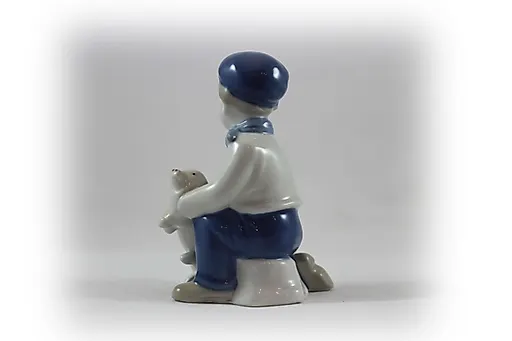 Мальчик со щенком - View 2